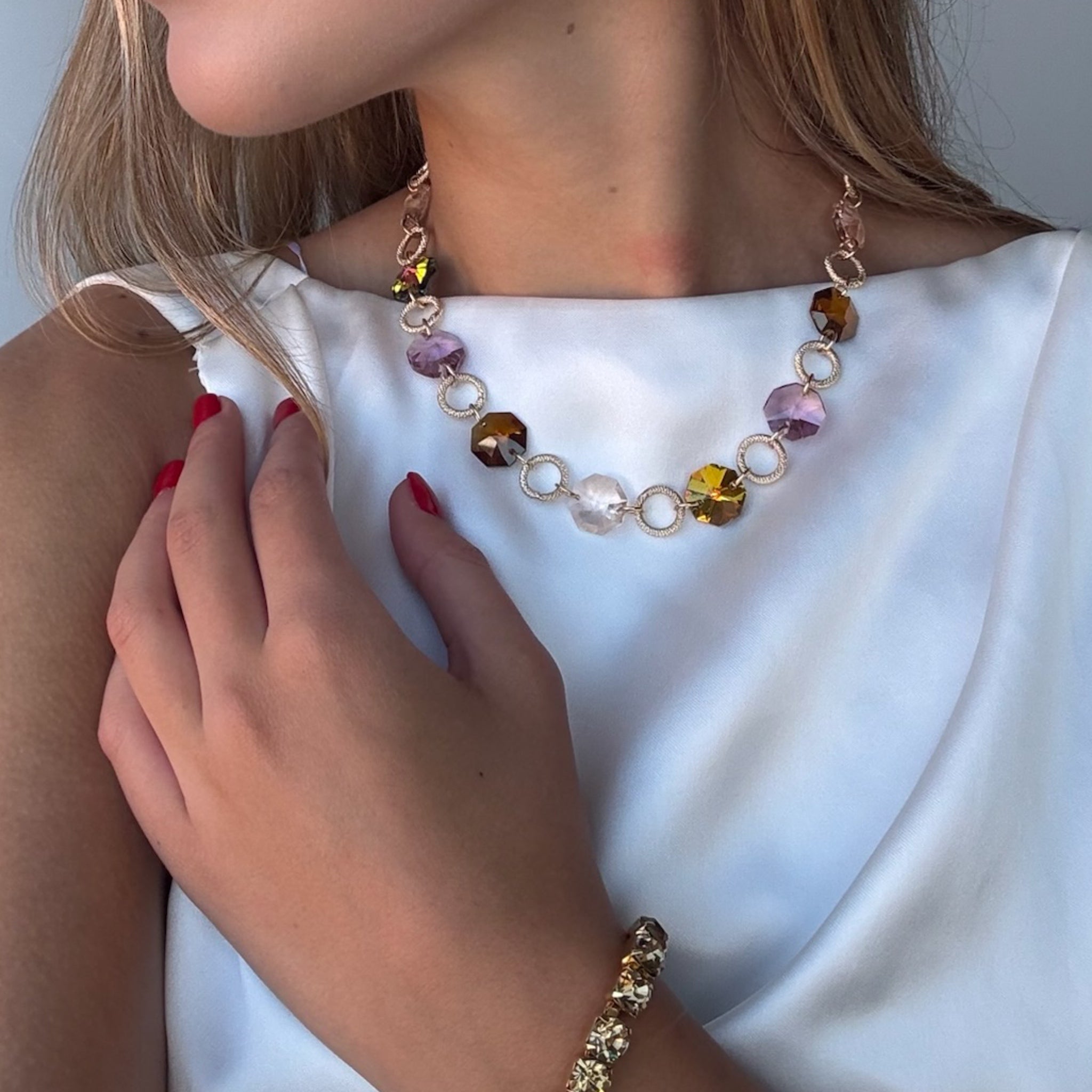 Collar Cadena y Cristales Tonos Mocha Mousse - Piedra de Toque