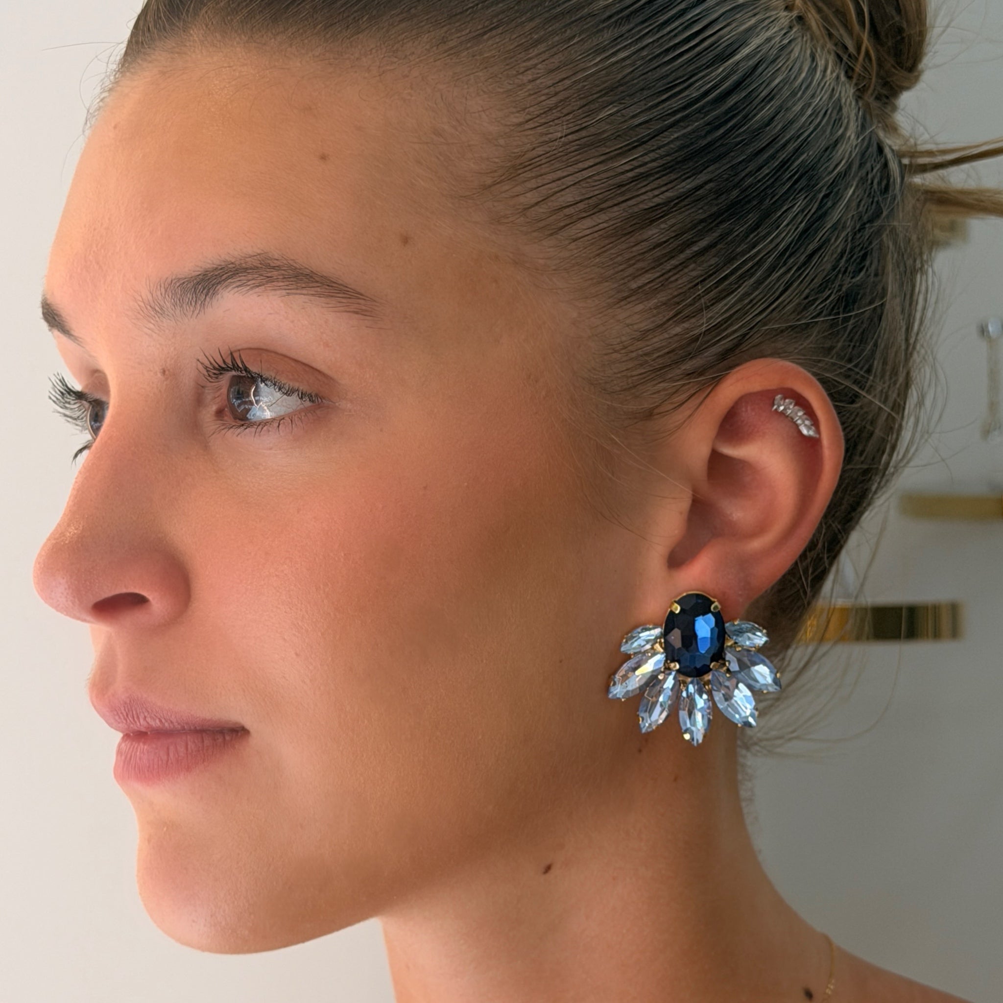 Pendientes Media Flor Azul Zafiro - Piedra de Toque