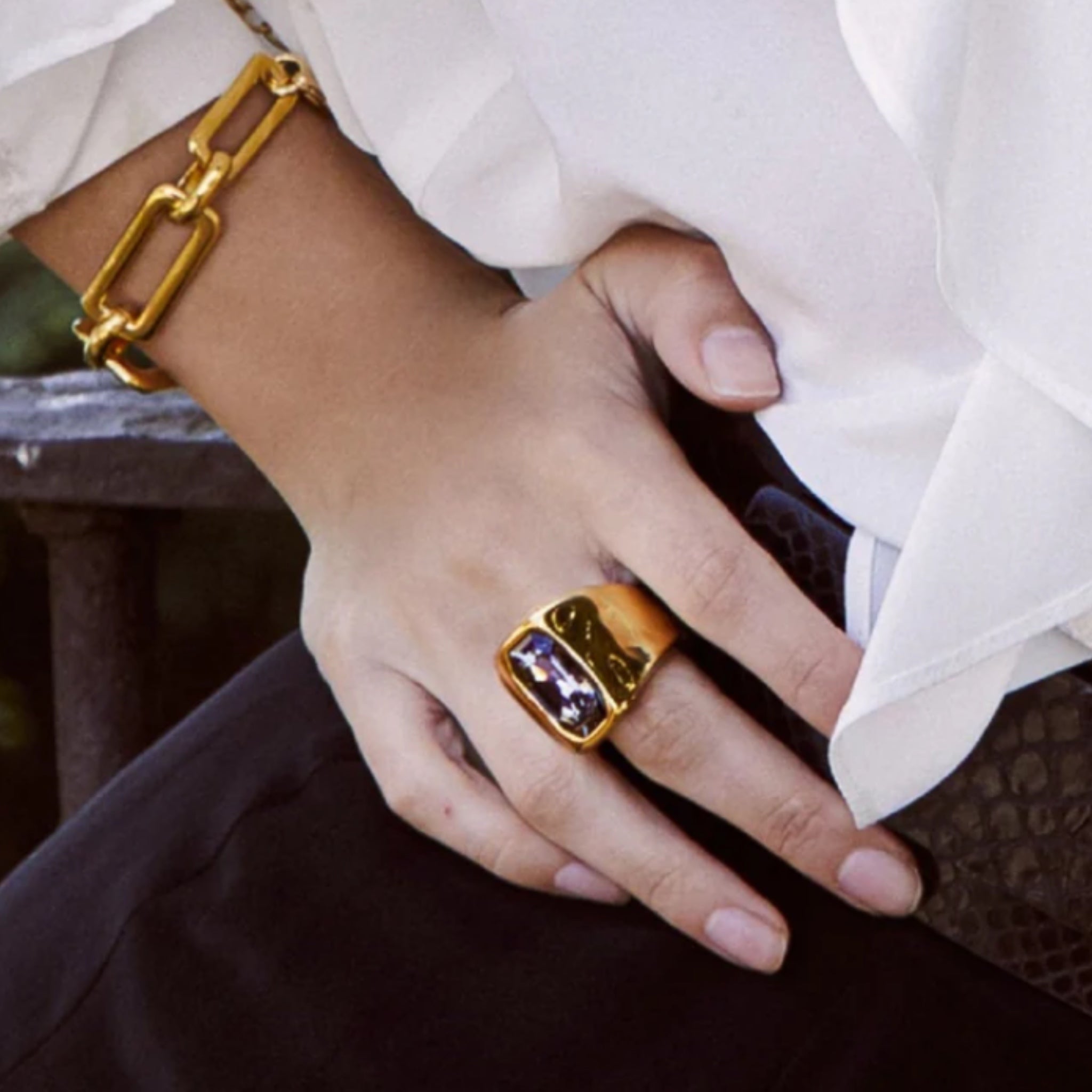 Sortija Ancha Dorada con Cristal Rectangular - Piedra de Toque