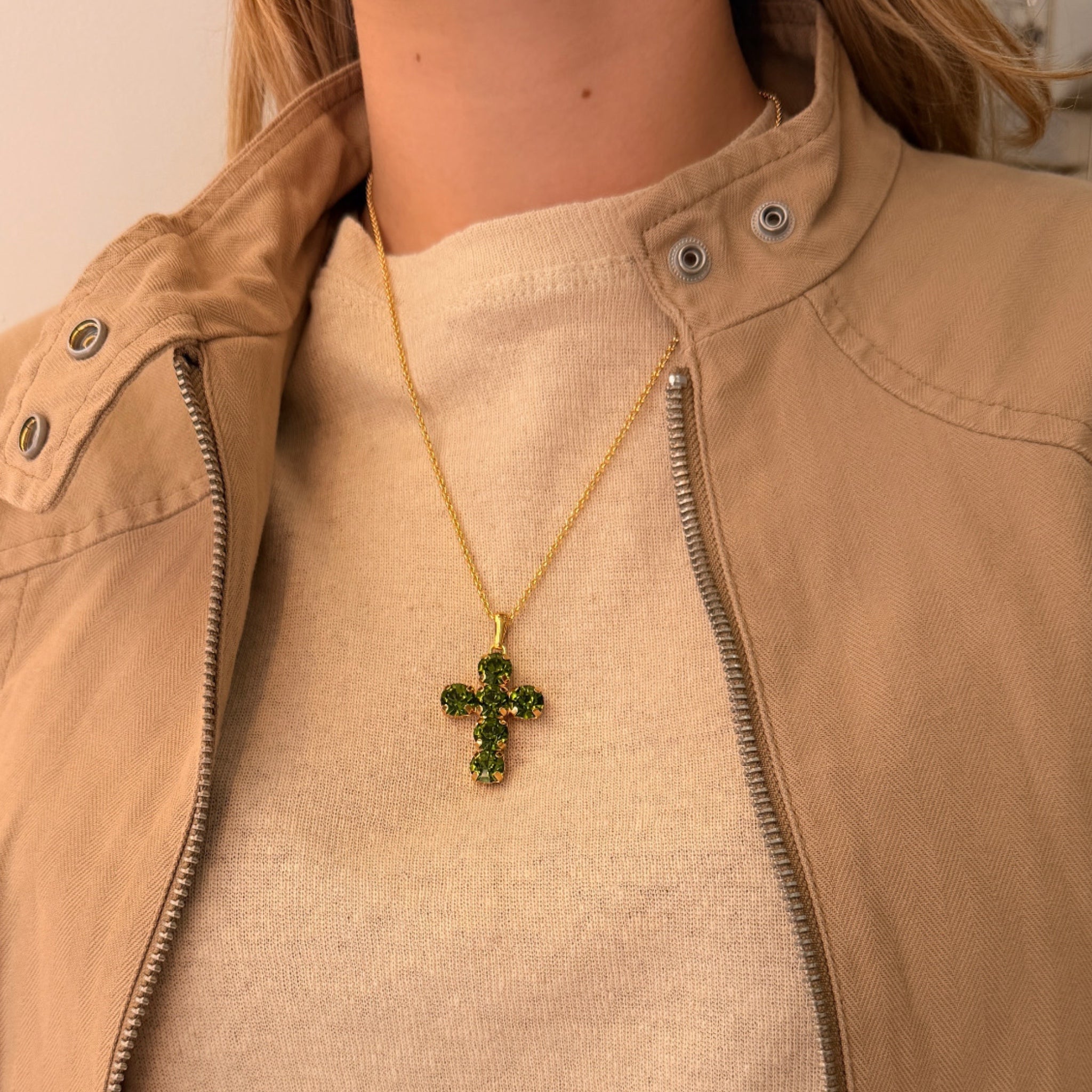 Collar Cruz Mediana Peridot - Piedra de Toque